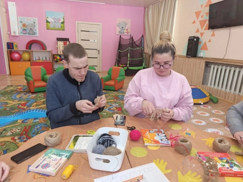  Воспитанники и родители особенных детей из Петровска-Забайкальского сделали обереги для бойцов СВО